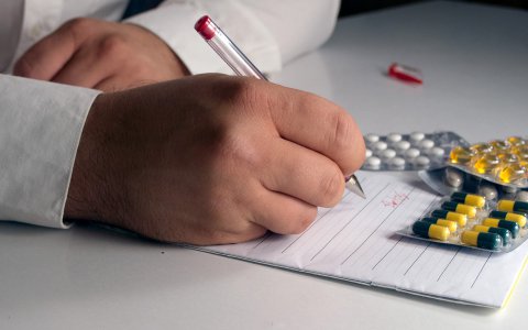 Zdravotnická zařízení; Nabízíme Vám administrativní správu ordinací zejména s ohledem na kontroly Státního ústavu pro kontrolu léčiv (SÚKL), audity ordinací, řízenou dokumentaci, zavedení interního systému hodnocení, řešení pracovně-právních vztahů, založení s.r.o. a mnoho dalšího.